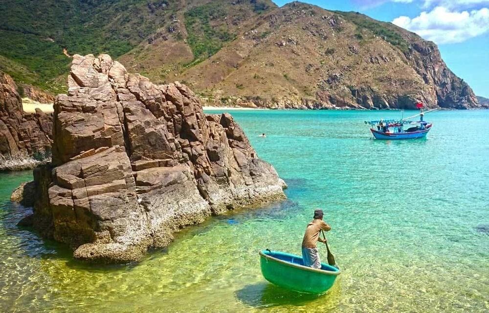 Biển xanh – cát trắng – nắng vàng, đủ cho một ngày thư giãn trọn vẹn (Nguồn: Internet)